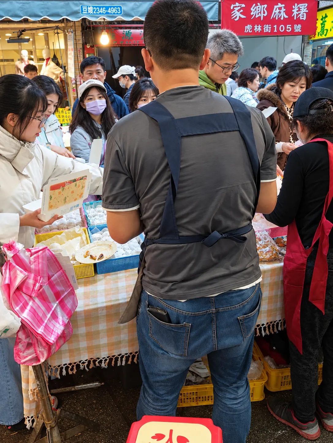 顧客在傳統市場選購麻糬